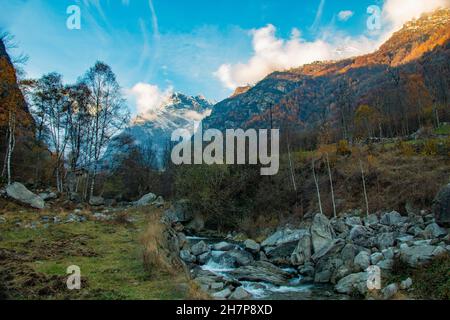 Splendido paesaggio innevato del Parco Nazionale del Gran Paradiso, vicino Torino, Piedmonte, Italia in autunno Foto Stock