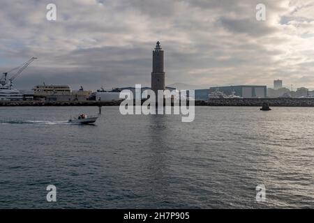 Un motoscafo vicino al faro dell'antico porto mediceo di Livorno, Italia Foto Stock