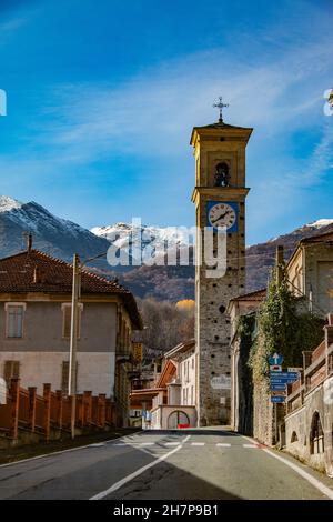 L'imponente Chiesa di San Giovanni Battista, PESSINETTO, Piedmonte, Italia Foto Stock