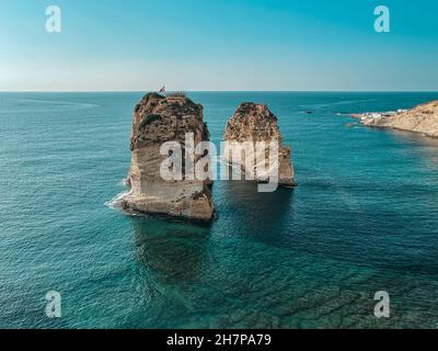 La roccia di Sabah Nassar a Raouche a Beirut, Libano, conosciuta come la roccia dei Pigeoni. Bella natura e mare. Attrazioni del Libano. Foto Stock