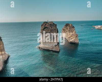 La roccia di Sabah Nassar a Raouche a Beirut, Libano, conosciuta come la roccia dei Pigeoni. Bella natura e mare. Attrazioni del Libano. Foto Stock