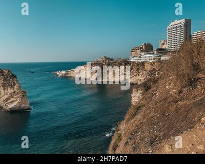 La roccia di Sabah Nassar a Raouche a Beirut, Libano, conosciuta come la roccia dei Pigeoni. Bella natura e mare. Attrazioni del Libano. Foto Stock