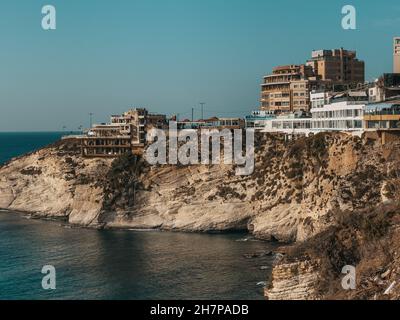 La roccia di Sabah Nassar a Raouche a Beirut, Libano, conosciuta come la roccia dei Pigeoni. Bella natura e mare. Attrazioni del Libano. Foto Stock