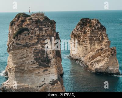 La roccia di Sabah Nassar a Raouche a Beirut, Libano, conosciuta come la roccia dei Pigeoni. Bella natura e mare. Attrazioni del Libano. Foto Stock