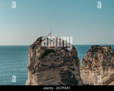 La roccia di Sabah Nassar a Raouche a Beirut, Libano, conosciuta come la roccia dei Pigeoni. Bella natura e mare. Attrazioni del Libano. Foto Stock