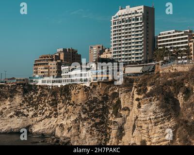 La roccia di Sabah Nassar a Raouche a Beirut, Libano, conosciuta come la roccia dei Pigeoni. Bella natura e mare. Attrazioni del Libano. Foto Stock