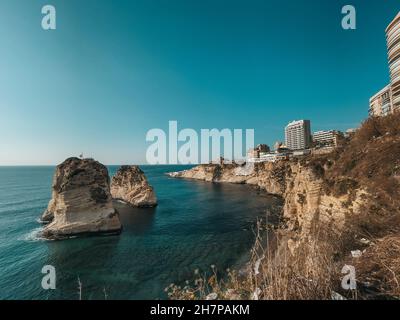 La roccia di Sabah Nassar a Raouche a Beirut, Libano, conosciuta come la roccia dei Pigeoni. Bella natura e mare. Attrazioni del Libano. Foto Stock