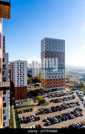 Mosca, Russia - 08.10.2021 nuovi edifici facciate nel complesso residenziale Mitino Park. PIK azienda edilizia, pietra miliare dell'architettura di Mosca. Esterno dei pattini Foto Stock