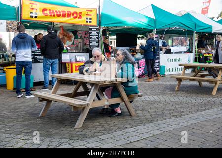 Truro, Regno Unito, 24 novembre 2021, Un mercatino di Natale è stato aperto per la prima volta oggi a Lemon Quay a Truro, in Cornovaglia. C'è una nuova griglia Pyramid che vende tradizionale tedesco Bratwurst pronto per la stagione festiva insieme a varie bancarelle che vendono tutti i tipi di regali di Natale e prodotti locali.Credit: Keith Larby/Alamy Live News Foto Stock