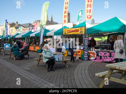 Truro, Regno Unito, 24 novembre 2021, Un mercatino di Natale è stato aperto per la prima volta oggi a Lemon Quay a Truro, in Cornovaglia. C'è una nuova griglia Pyramid che vende tradizionale tedesco Bratwurst pronto per la stagione festiva insieme a varie bancarelle che vendono tutti i tipi di regali di Natale e prodotti locali.Credit: Keith Larby/Alamy Live News Foto Stock