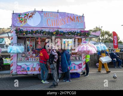 Truro, Regno Unito, 24 novembre 2021, Un mercatino di Natale è stato aperto per la prima volta oggi a Lemon Quay a Truro, in Cornovaglia. C'è una nuova griglia Pyramid che vende tradizionale tedesco Bratwurst pronto per la stagione festiva insieme a varie bancarelle che vendono tutti i tipi di regali di Natale e prodotti locali.Credit: Keith Larby/Alamy Live News Foto Stock