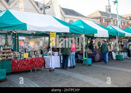 Truro, Regno Unito, 24 novembre 2021, Un mercatino di Natale è stato aperto per la prima volta oggi a Lemon Quay a Truro, in Cornovaglia. C'è una nuova griglia Pyramid che vende tradizionale tedesco Bratwurst pronto per la stagione festiva insieme a varie bancarelle che vendono tutti i tipi di regali di Natale e prodotti locali.Credit: Keith Larby/Alamy Live News Foto Stock