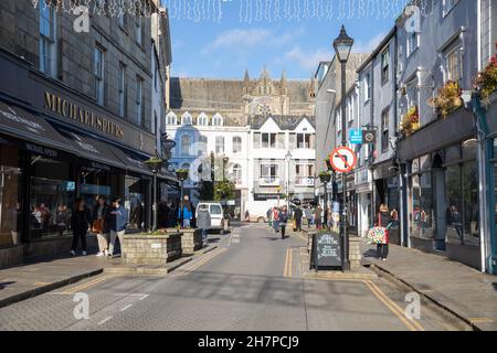 Truro, Regno Unito, 24 novembre 2021, Un mercatino di Natale è stato aperto per la prima volta oggi a Lemon Quay a Truro, in Cornovaglia. C'è una nuova griglia Pyramid che vende tradizionale tedesco Bratwurst pronto per la stagione festiva insieme a varie bancarelle che vendono tutti i tipi di regali di Natale e prodotti locali.Credit: Keith Larby/Alamy Live News Foto Stock