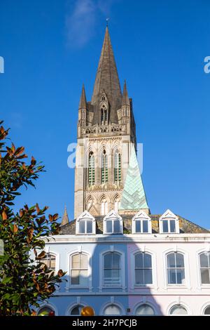 Truro, UK, 24 novembre 2021, Blue Sky Over the Cathedral in Truro, Cornovaglia.Credit: Keith Larby/Alamy Live News Foto Stock