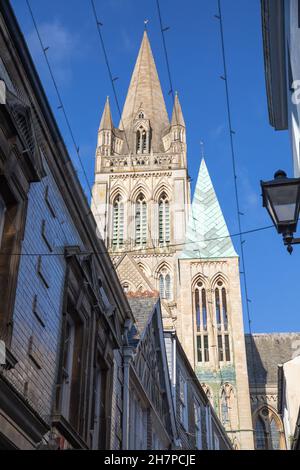 Truro, UK, 24 novembre 2021, Blue Sky Over the Cathedral in Truro, Cornovaglia.Credit: Keith Larby/Alamy Live News Foto Stock