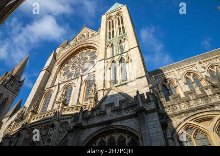 Truro, UK, 24 novembre 2021, Blue Sky Over the Cathedral in Truro, Cornovaglia.Credit: Keith Larby/Alamy Live News Foto Stock