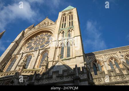 Truro, UK, 24 novembre 2021, Blue Sky Over the Cathedral in Truro, Cornovaglia.Credit: Keith Larby/Alamy Live News Foto Stock