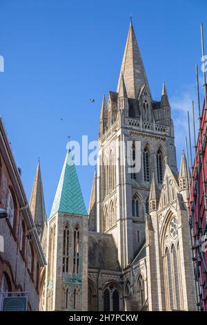 Truro, UK, 24 novembre 2021, Blue Sky Over the Cathedral in Truro, Cornovaglia.Credit: Keith Larby/Alamy Live News Foto Stock