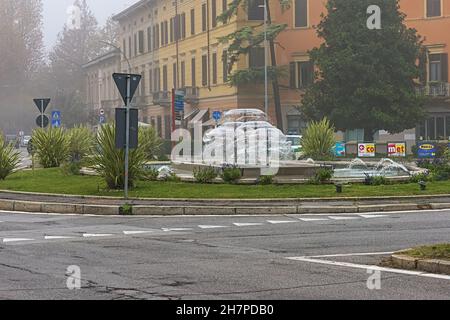 cremona la fontana in piazza luigi cadorna altra vista Foto Stock