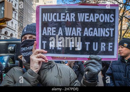 USA. 23 novembre 2021. In un'ultima spinta per approvare la legislazione sul disarmo nucleare, la Res. 976-2019 e INT 1621-2019, introdotto dal membro del consiglio comunale Daniel Dromm (distretto 25, Elmhurst & Jackson Heights), membri di Rise and resist e NYCAN riuniti all'ingresso del municipio di New York per salutare i membri del consiglio con bandiere, manifesti e volantini che lasciano i loro uffici legislativi per partecipare alla terza e ultima riunione della sessione legislativa del Consiglio comunale del 23 novembre 2021. (Foto di Erik McGregor/Sipa USA) Credit: Sipa USA/Alamy Live News Foto Stock