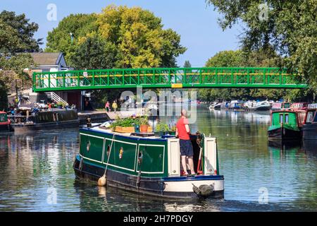 Un uomo si prende a bordo di un battello a remi lungo il fiume Springfield Marina sul fiume Lea a Upper Clapton, Londra, Regno Unito Foto Stock