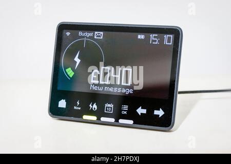 Un contatore elettrico intelligente con informazioni sui consumi e sui costi all'ora visualizzati su un display digitale Foto Stock