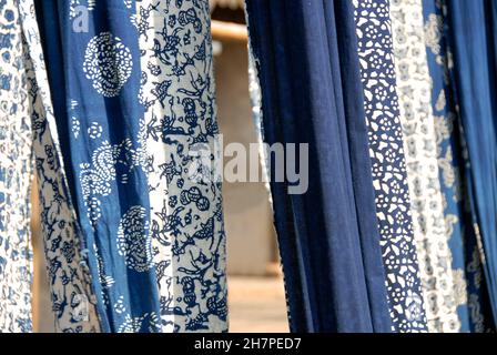 Wuzhen Water Town, Provincia di Zhejiang, Cina. Calico stampato bianco e blu indaco - un tradizionale tessuto di cotone prodotto a Wuzhen. Foto Stock