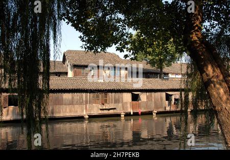 Wuzhen Water Town, Provincia di Zhejiang, Cina. Tradizionali case di legno accanto ad un canale nella vecchia città cinese di Wuzhen. Foto Stock