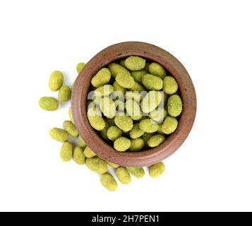 Mucchio di arachidi rivestite di wasabi in una ciotola isolata su bianco. Vista dall'alto. Foto Stock