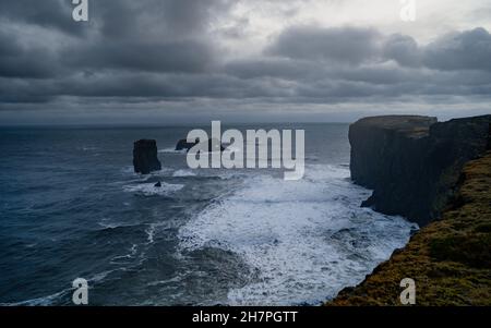 Dyrhólaey, precedentemente noto dai marinai come Capo Portland, è un piccolo promontorio situato sulla costa meridionale dell'Islanda, non lontano dal villaggio Vík. Foto Stock