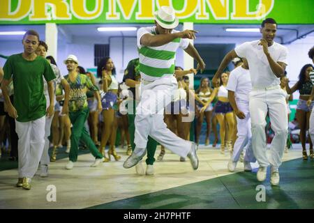 Rio de Janeiro, Brasile. 01 Novembre 2021. I ballerini della scuola di samba Imperatriz Leopoldinense partecipano a una prova comunitaria presso la sede della scuola per la sfilata del Carnevale 2022 a Ramos, a nord di Rio de Janeiro. Credit: Fernando Souza/dpa/Alamy Live News Foto Stock