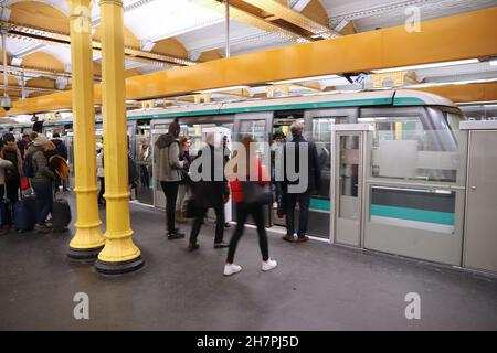 Parigi, Francia - 10 dicembre 2019: Passeggeri attendere per la linea 1 della metropolitana di Parigi, Francia. Parigi Metro serve 1,52 miliardi di giostre annualmente. Foto Stock