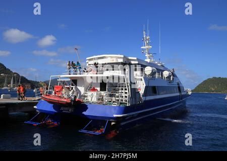 GUADALUPA, FRANCIA - 5 DICEMBRE 2019: I passeggeri arrivano su un traghetto a Les Saintes, Guadalupa, nell'arcipelago delle piccole Antille dei Caraibi. Foto Stock