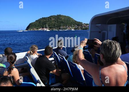 GUADALUPA, FRANCIA - 5 DICEMBRE 2019: I passeggeri arrivano su un traghetto a Les Saintes, Guadalupa, nell'arcipelago delle piccole Antille dei Caraibi. Foto Stock