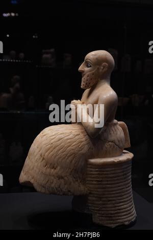 Statua di alabastro di Ebih-il un venticinquesimo secolo AC sovrintendente dell'antica città-stato di Mari nella Siria orientale moderna. Foto Stock