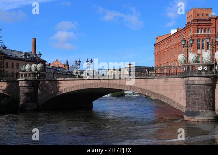 Ponte nella città di Norrkoping in Svezia. Ex paesaggio industriale - architettura rivitalizzata. Foto Stock
