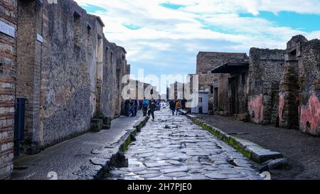 Italia, Pompei - Ottobre 2021: Vista sulla strada dell'antica Pompei con i turisti Foto Stock