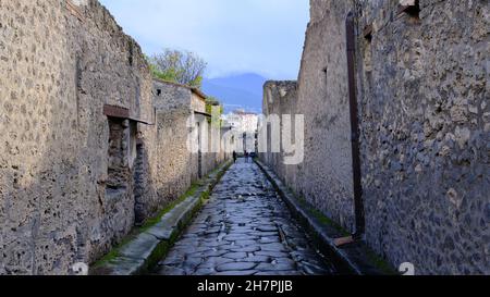 Italia, Pompei - Ottobre 2021: Vista sulla strada dell'antica Pompei con i turisti Foto Stock