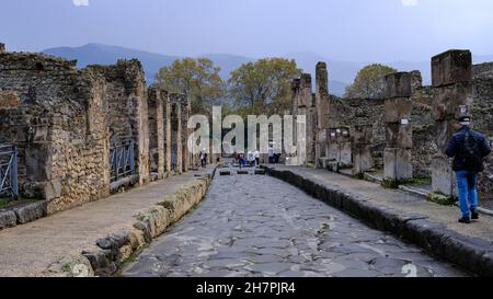 Italia, Pompei - Ottobre 2021: Vista sulla strada dell'antica Pompei con i turisti Foto Stock