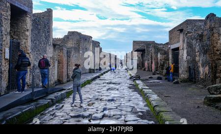 Italia, Pompei - Ottobre 2021: Vista sulla strada dell'antica Pompei con i turisti Foto Stock