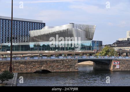 STOCCOLMA, SVEZIA - 23 AGOSTO 2018: Centro congressi sul lungomare di Stoccolma in Svezia. Stoccolma è la capitale e l'area più popolosa della Svezia. Foto Stock