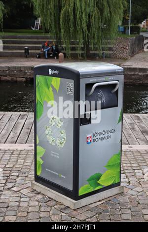 JONKOPING, SVEZIA - 25 AGOSTO 2018: Bidone dei rifiuti BigBelly che compattano lo spazio pubblico a Jonkoping Svezia. Riciclaggio del vetro e rifiuti misti. Foto Stock