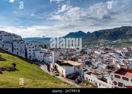 La medina di Tetouan in Marocco. Una vista della medina dalla cima della collina, con una moschea in primo piano. Foto Stock