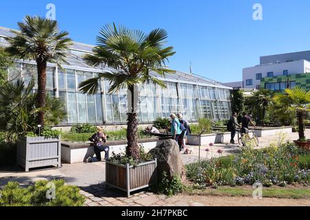 ERLANGEN, GERMANIA - 6 MAGGIO 2018: La gente visita il giardino botanico a Erlangen, Germania. Il giardino si trova nel parco Schlossgarten. Foto Stock