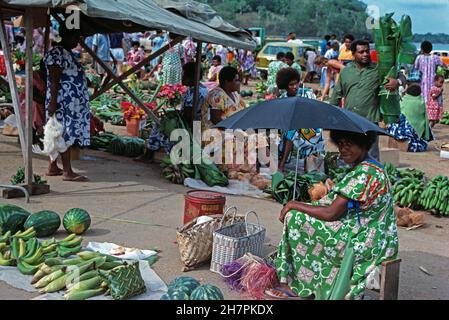 Vanuatu. Port Vila. Mercato. Donna locale con ombrello. Foto Stock