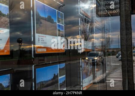 Porreres, Spagna; novemeber 24 2021: Una vetrina di un'agenzia immobiliare con annunci di appartamenti in vendita, nella città di Mallorcan di PORR Foto Stock