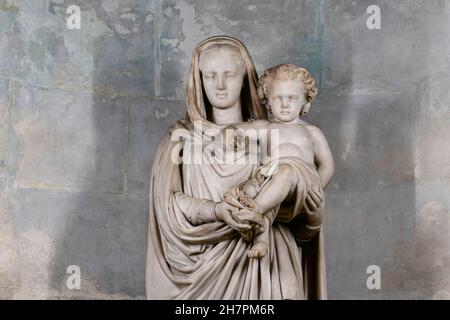 Statua della Vergine Maria e del suo bambino Gesù Cristo nella chiesa 'Saint-Nicolas-du-Chardonnet' nel 5 ° arrondissement di Parigi, Francia. Foto Stock