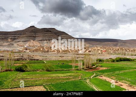 Immagini del Marocco. Una vista di Agoudal, il villaggio più alto del Marocco, con i campi coltivati in primo piano e l'alto Atlante montagne in Foto Stock