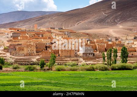 Campi coltivati e villaggio dell'alta Valle Dades, nelle montagne dell'Atlante. Foto Stock