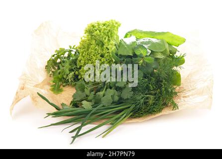 Set di erbe di spezie isolate su fondo bianco, sono appesi e si asciugano grappoli di timo, basilico, origano, prezzemolo, salvia e rosmarino Foto Stock